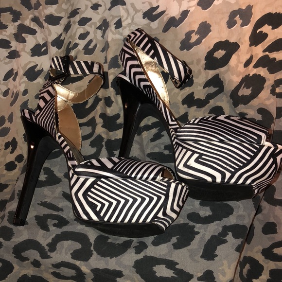 Black and white platform heels - Picture 2 of 3